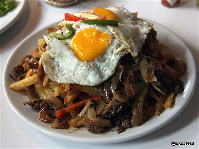 Chorrillana con carne, vegetales salteados con soya y huevo - DoceTrece - Tobalaba