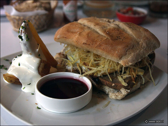 Sndwich Fin de Restriccin, Mechada con cebolla caramelizada, huevo y papas hilo - DoceTrece - Tobalaba