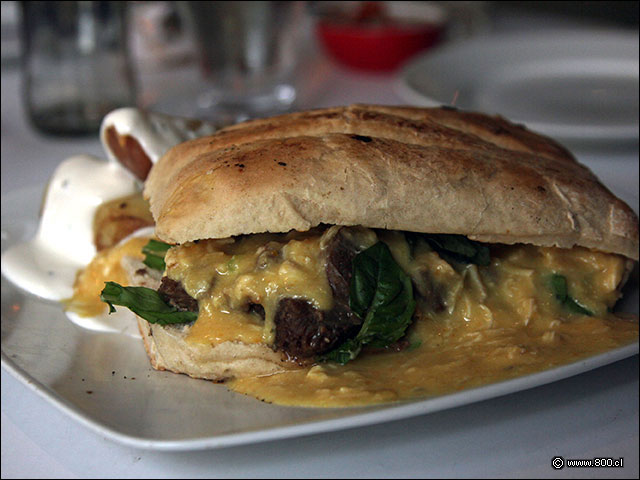 Sndwich Hombres Trabajando, de osobuco, aj de gallina y albahaca - DoceTrece - Tobalaba