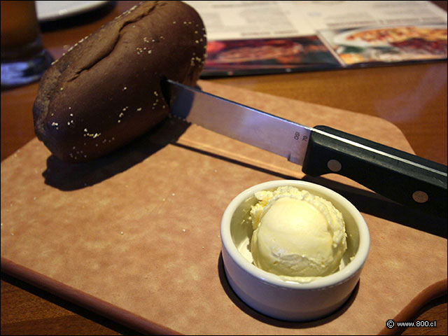 Pan casero con mantequilla - Outback (Mall Vivo Los Trapenses)
