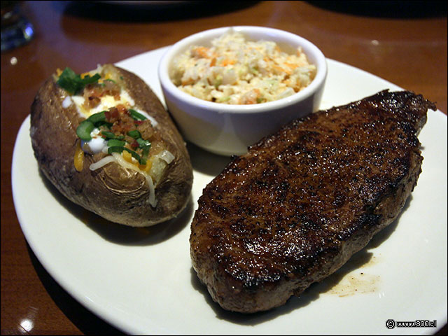 New York Strip, lomo liso con papa al sour cream y cole saw - Outback (Mall Vivo Los Trapenses)