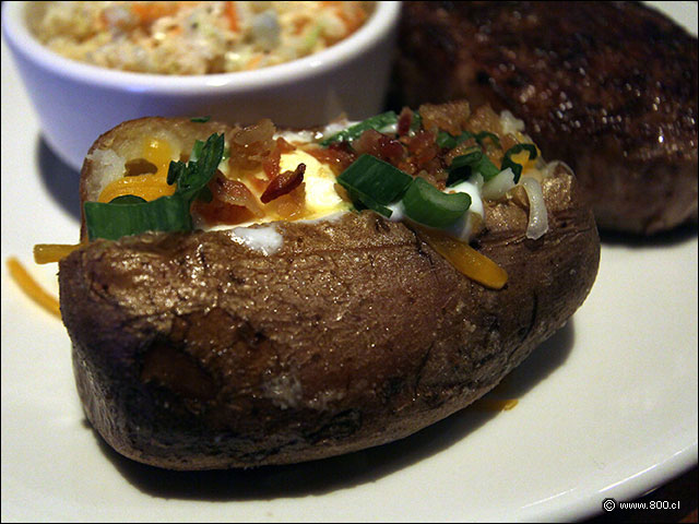 Papa con salsa sour cream - Outback (Mall Vivo Los Trapenses)