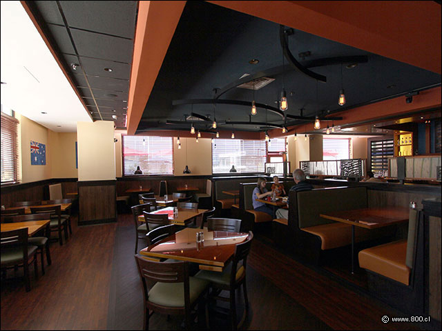 Vista del sal�n del primer piso - Outback (Mall Vivo Los Trapenses)