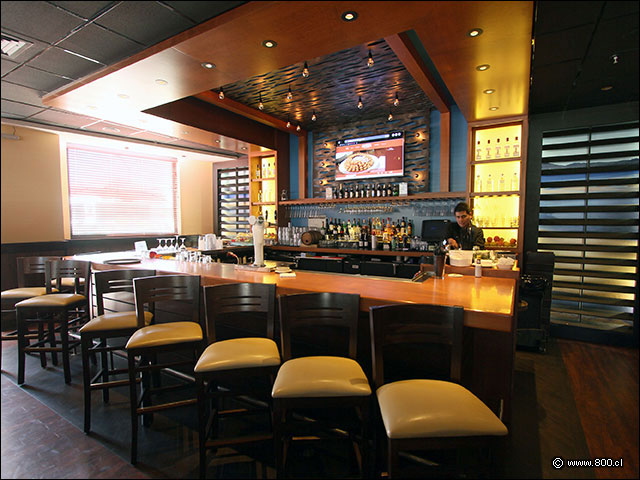 La barra, el bar y la pantalla - Outback (Mall Vivo Los Trapenses)