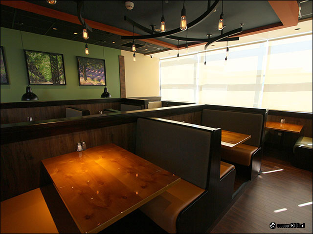 Vista del sal�n del segundo piso - Outback (Mall Vivo Los Trapenses)