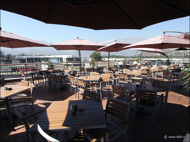 Notable terraza en segundo piso - Outback (Mall Vivo Los Trapenses)