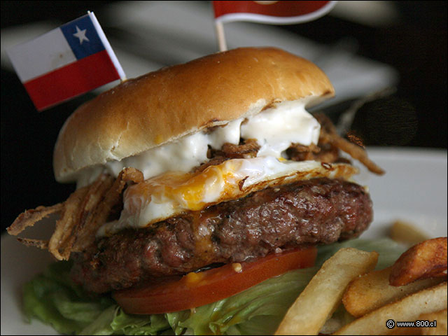 Lechuga, tomate, huevo frito, papas hilo y mayonesa en esta Hamburguesa Chilena - Hard Rock Caf Santiago (Mall Costanera Center)