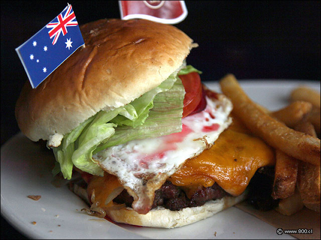 Cremoso queso cheddar, cebolla caramelizada y huevo o frito ademds de tomate y lechuga en esta hamburguesa - Hard Rock Caf Santiago (Mall Costanera Center)