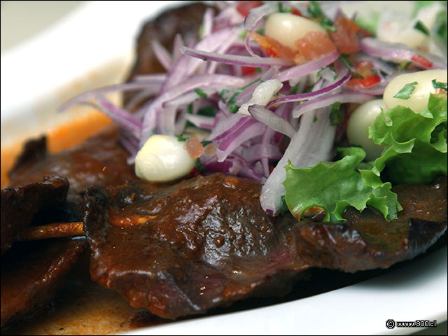 L�minas de coraz�n asado y adobado con salsa anticuchera - Mama Kuna