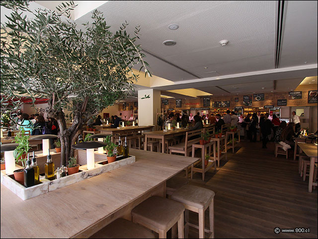 Vista del saln y detalle de otras mesas - Vapiano (Mall Parque Arauco)