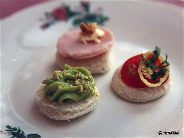 Mousseline de palta, tomate con aj verde y jamn de pavo en los canaps de cortesa de Cabildo - Bistr Castillo Rojo (ex Cabildo)