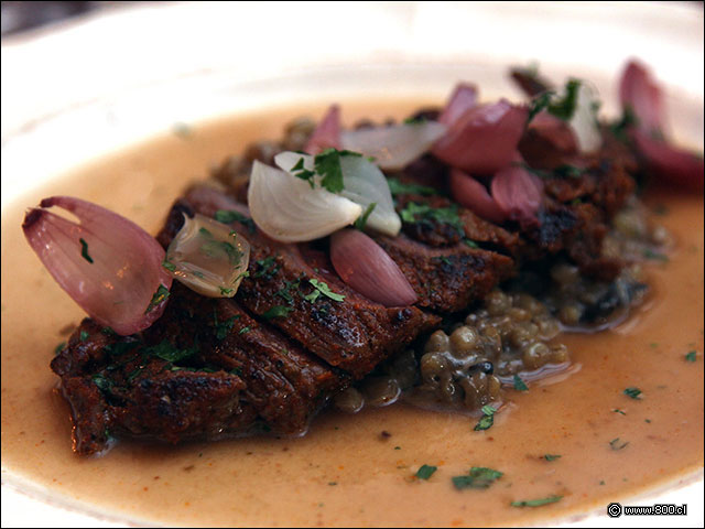 Lentejas cocinadas con callampa chilena y servidas con huachalomo asado - Bistr Castillo Rojo (ex Cabildo)