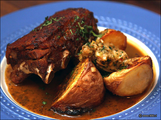 Costillar de cerdo al horno con papas asadas - Bistr Castillo Rojo (ex Cabildo)