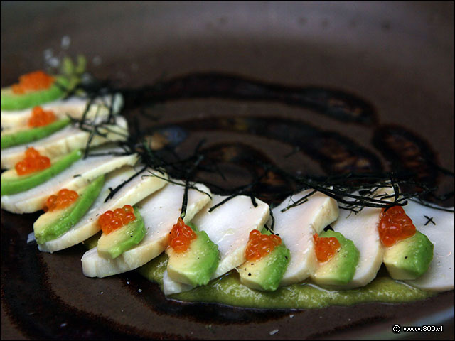 Tiradito de Locos y Palta Ikura - Osaka Santiago - Hotel Noi