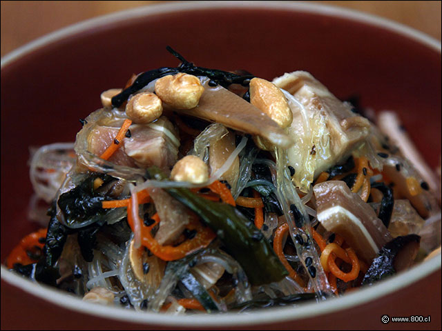 Ensalada de orejas de cerdocon algas y vermicelli  - Osaka Santiago - Hotel Noi