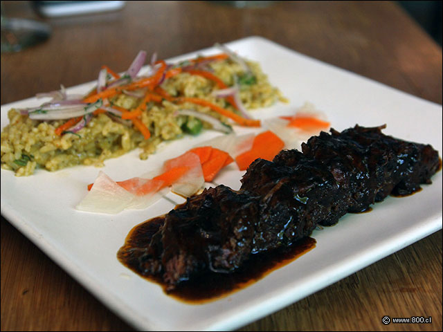 Asado de tira en coccin lenta con arroz criollo - Osaka Santiago - Hotel Noi