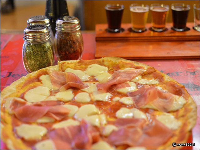 Prosciutto y Fior di Late - Amadeus Wine Pizza