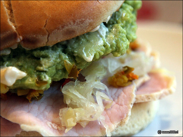Lomito de cerdo, chucrut, americana, palta, mayo y tomate en Lomo Soler - Soler (Las Condes)