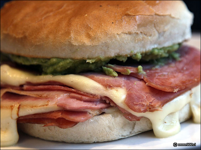 Jamn de cerdo, queso y palta en Cecinas Soler - Soler (Las Condes)