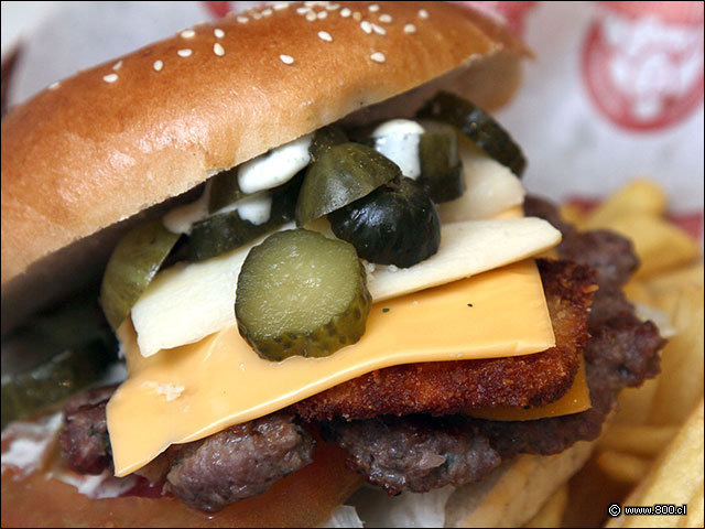 Hamburguesa de carne, hamburguesa de cerdo, queso, pepinillos y aceitunas - El Taita Peruano