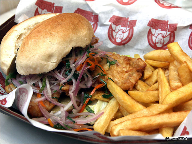 Sndwich de Chicharrn de pescado - El Taita Peruano