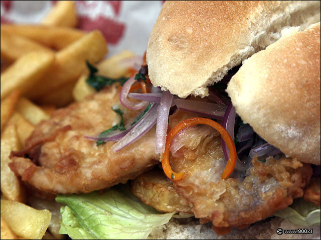 Sndwich de pescado frito con zarza criolla - El Taita Peruano