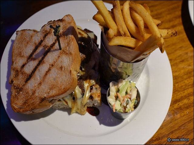 Veggie Sandwich con cole saw y papas fritas - Hard Rock Caf Santiago (Mall Costanera Center)