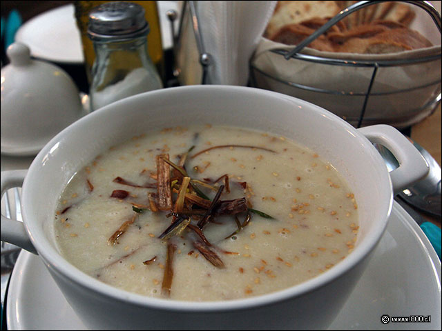 Sopa de palmitos con puerros fritos