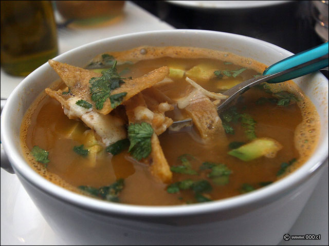 Sopa de tortilla con queso y palta - La Sopera