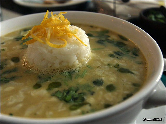 Sopa thai con leche de coco y curry verde