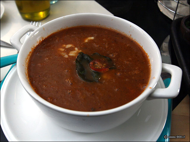 Sopa de tomate asado y albahaca