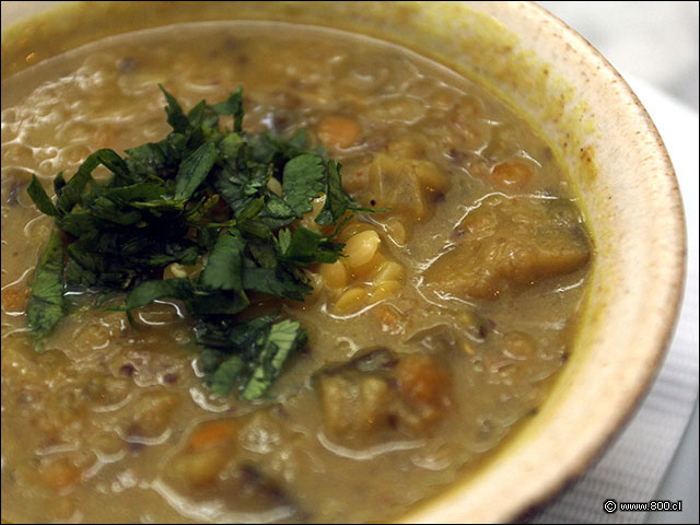 Sopa de lentejas naranjas, berenjenas, curry y leche de coco - Le Flaubert