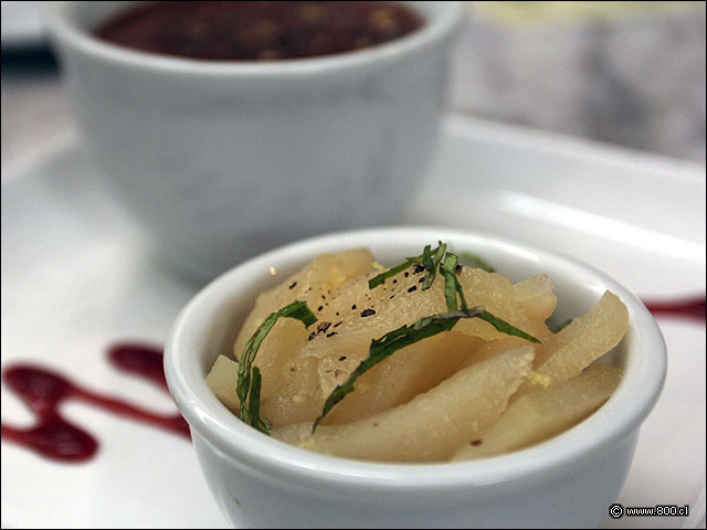 Peras al pisco para acompaar la sopa de chocolate - Le Flaubert