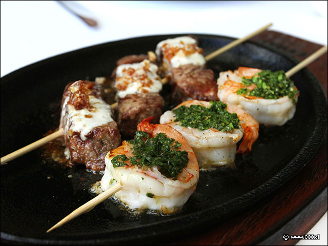 Pinchos de carne Angus y camarones - Carnal Prime