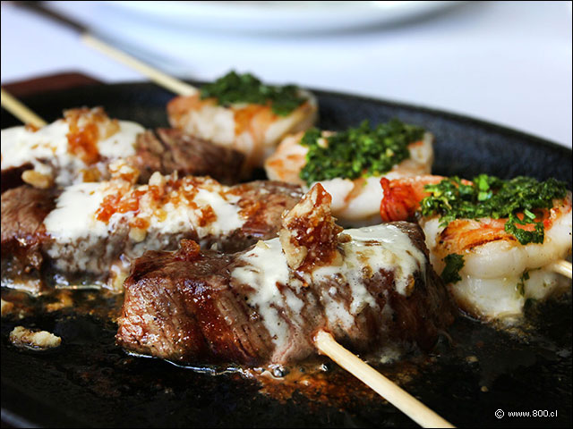 Pinchos de carne Angus y camarones - Carnal Prime