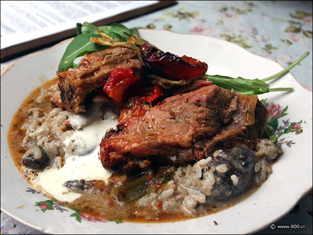 Pulpa de cerdo braseada sobre arroz cremoso de championes - Salvador Cocina y Caf