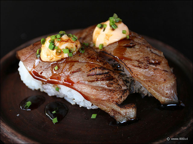 Nigiri de atn sellado y aderezado con salsa picante - Panko Patio Bellavista