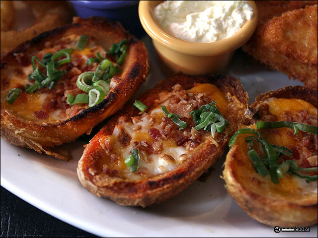 C�scaras de papa horneadas con queso, tocino y ceboll�n en el Jimmy's Super Sampler - Jimmy�s