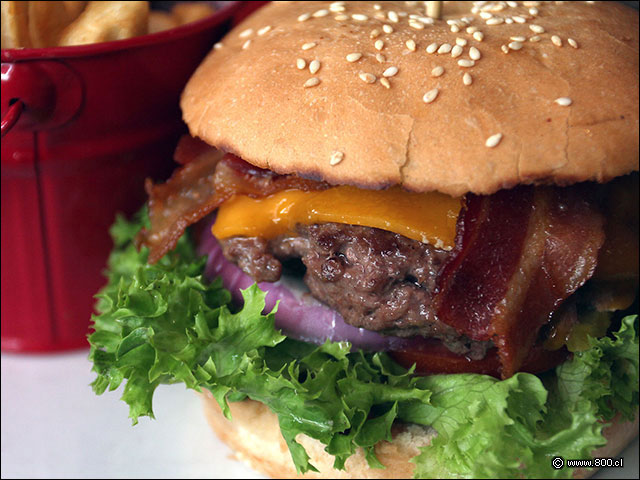 Lechuga, cebolla, pepinillos, tocino y queso cheddar en la Jimmy's Cheese & Bacon Burger  - Jimmy�s