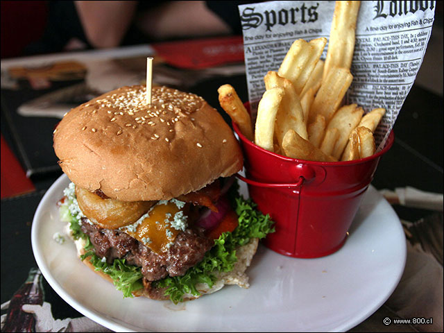 Jimmy's Black & Blue Burger con tocino, salsa bbq, queso azul y queso cheddar - Jimmy�s