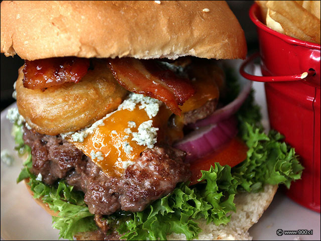 Una contundente y sabrosa hamburguesa la Jimmy's Black & Blue - Jimmy�s