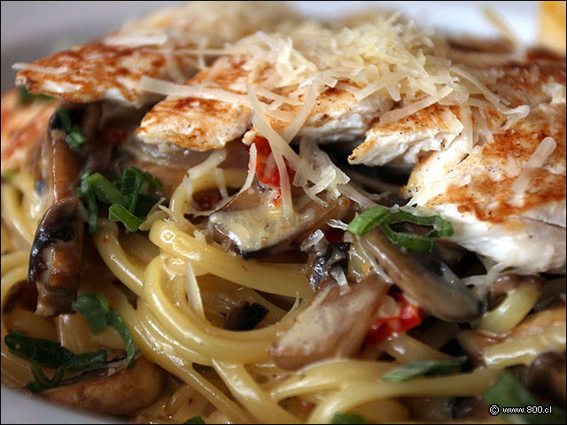 Spaghetti, verduras salteadas, pollo a la plancha y abundante queso parmesano en al Jimmy's Alfredo Pasta - Jimmy�s