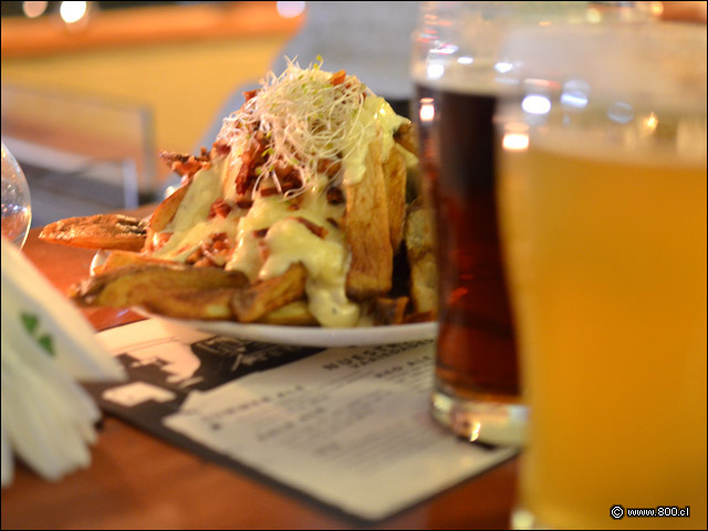 Papas Rústicas provenzales y Cervezas de la casa en Flannerys Beer House Tobalaba