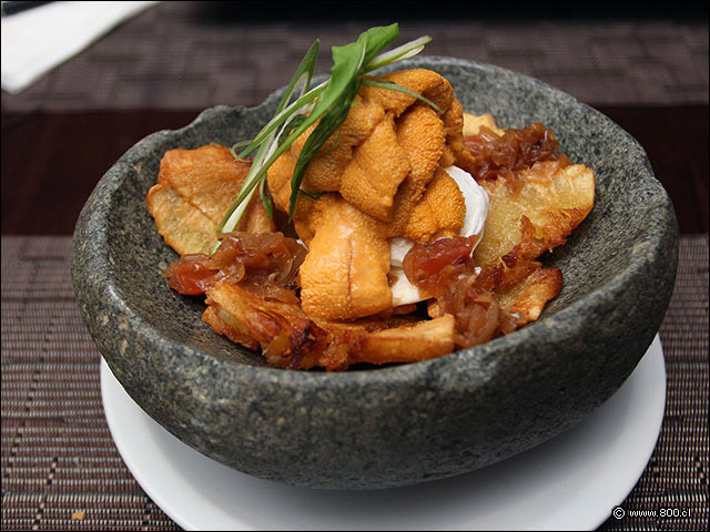 Erizos con huevo pochado y yuca frita - Mulato Restaurant