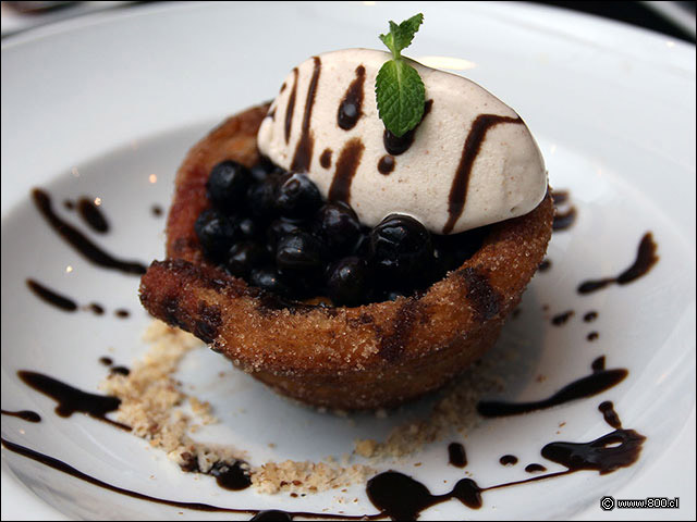 Crumble de arndanos con helado - Mulato Restaurant