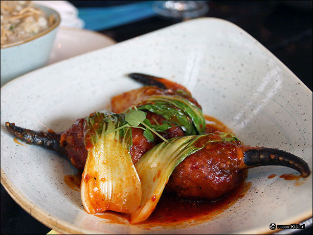 Pinzas de Jaiba en salsa picante con Bok Choy - La Mar (Cebichera)