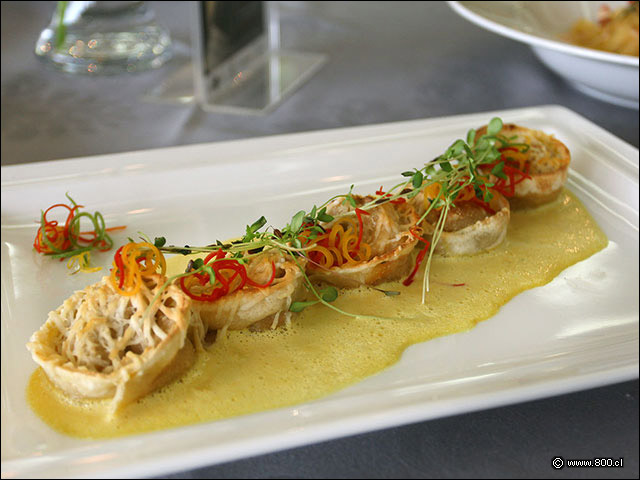 Pasta rellena de mariscos con gran de queso