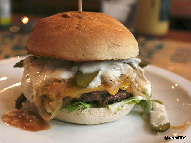 Hamburguesa casera con queso de Panguipulli, lechuga y pepinillos - Kinsa