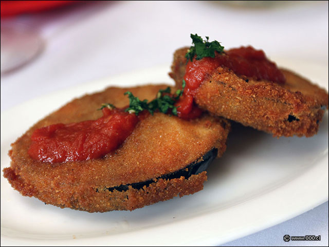 Berenjenas apanadas con salsa de tomate - La Divina Comida