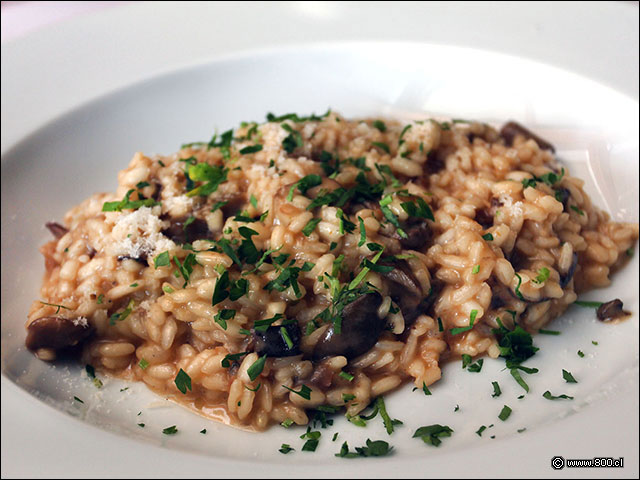 Risotto Finghi Porcini, arroz arboreo cocido con caldo de hongos y queso - La Divina Comida